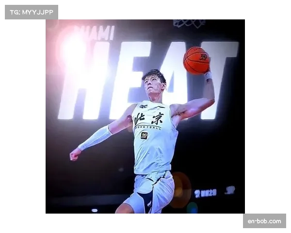 曾凡博强硬防守震撼布克掀翻狄龙展现CBA激情与中国男篮新力量