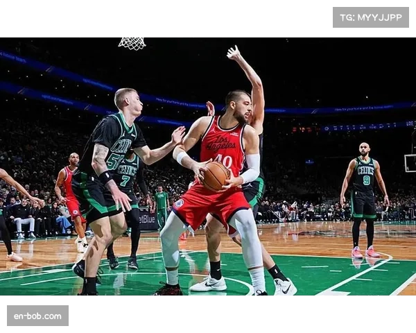 快船祖巴茨成功设置延阻,迫使对方持球人停球并出现失误 快船祖巴茨成功设置延阻,迫使对方持球人停球并出现失误